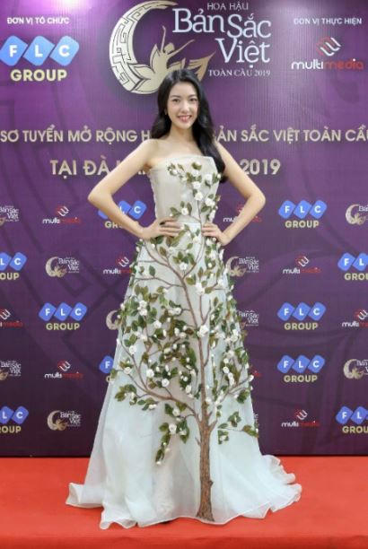 Á hậu Thúy Vân đọ nhan sắc cùng thí sinh Hoa Hậu Bản Sắc Việt Toàn Cầu 2019