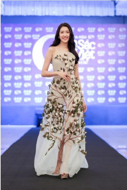 Á hậu Thúy Vân đọ nhan sắc cùng thí sinh Hoa Hậu Bản Sắc Việt Toàn Cầu 2019