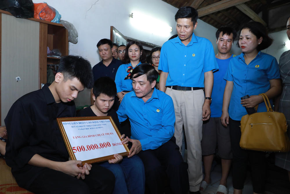 Tổng LĐLĐ trao 500 triệu đồng hỗ trợ con nữ công nhân môi trường bị tai nạn 