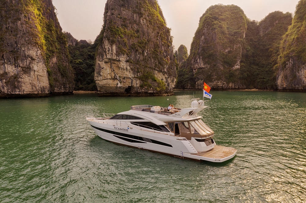 Du ngoạn vịnh Hạ Long với siêu phẩm du thuyền FLC Albatross