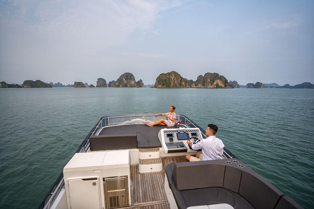 Du ngoạn vịnh Hạ Long với siêu phẩm du thuyền FLC Albatross