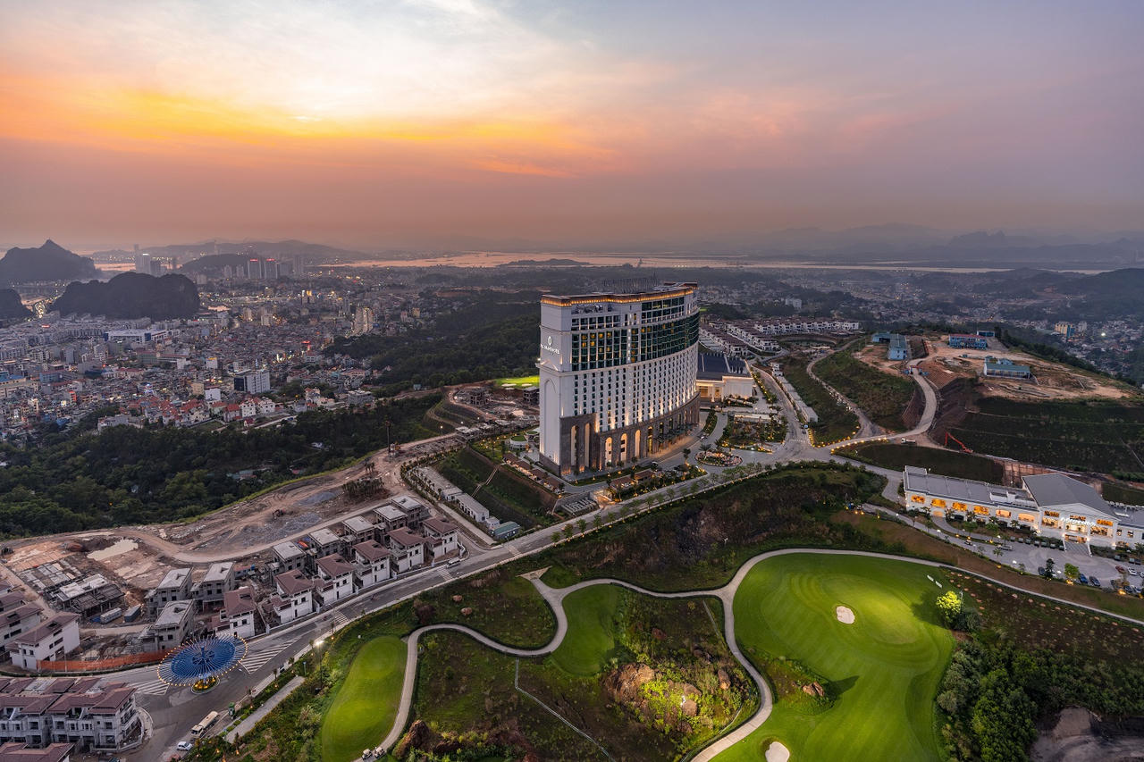 FLC Hạ Long - Thức dậy giữa kỳ quan