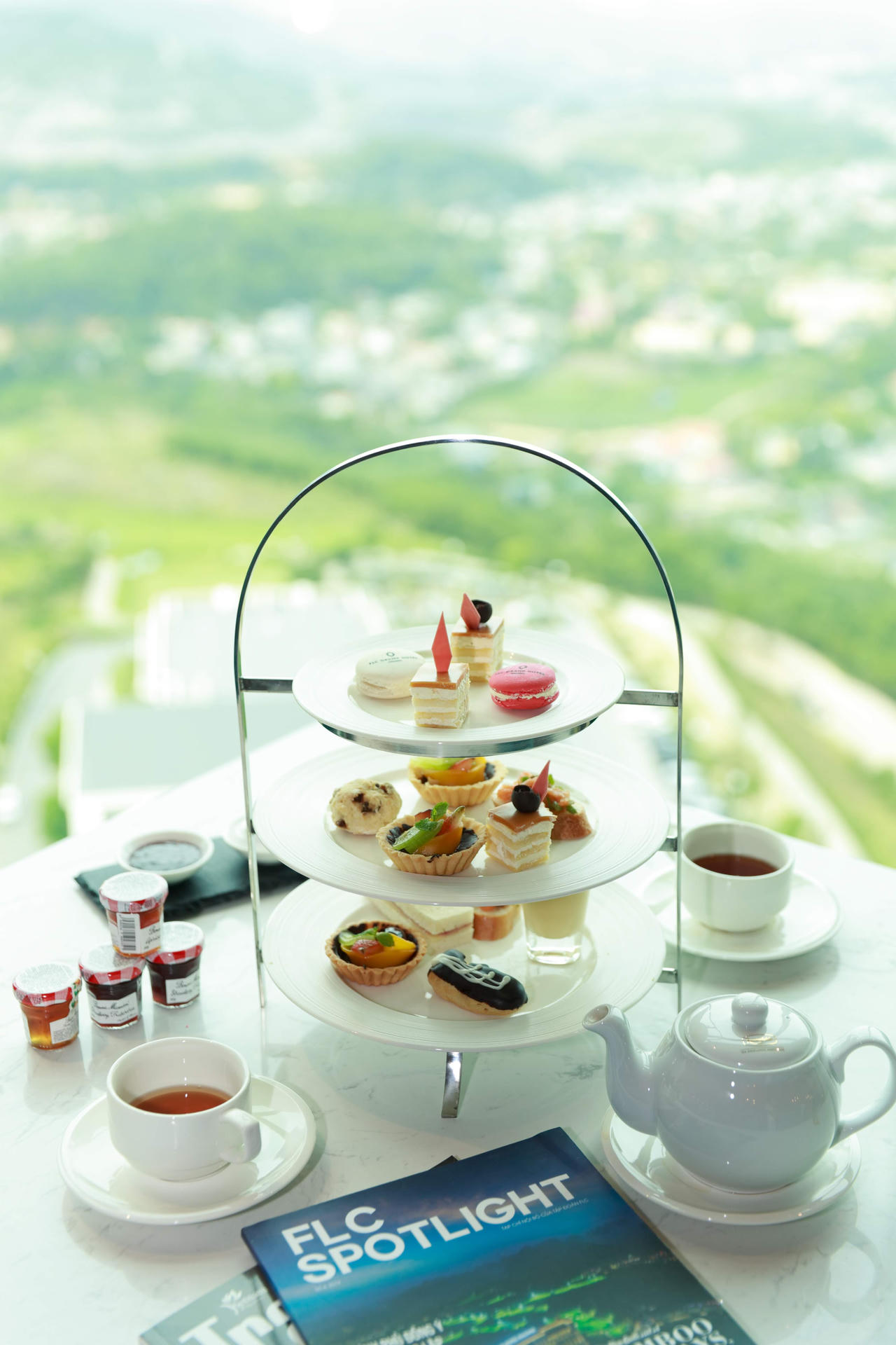 Cận cảnh tiệc trà thượng lưu trên đỉnh kỳ quan thiên nhiên thế giới