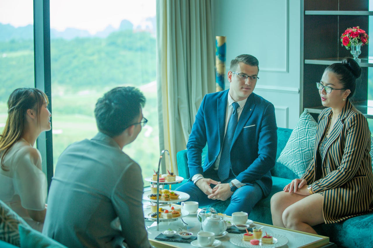 Cận cảnh tiệc trà thượng lưu trên đỉnh kỳ quan thiên nhiên thế giới