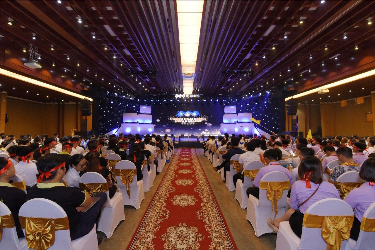 Gần 1000 “thủy thủ” hừng hực khí thế ra khơi tại chuỗi sự kiện kic-koff “Chinh phục miền đất hứa” FLC Quảng Ngãi 