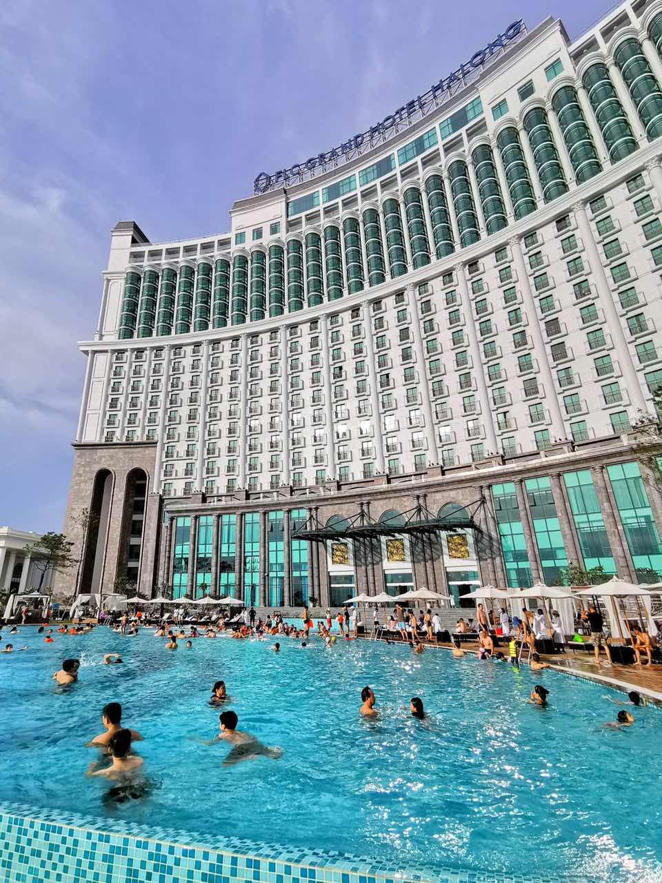 Xả hơi dịp lễ, người dân chuộng nghỉ dưỡng 5 sao