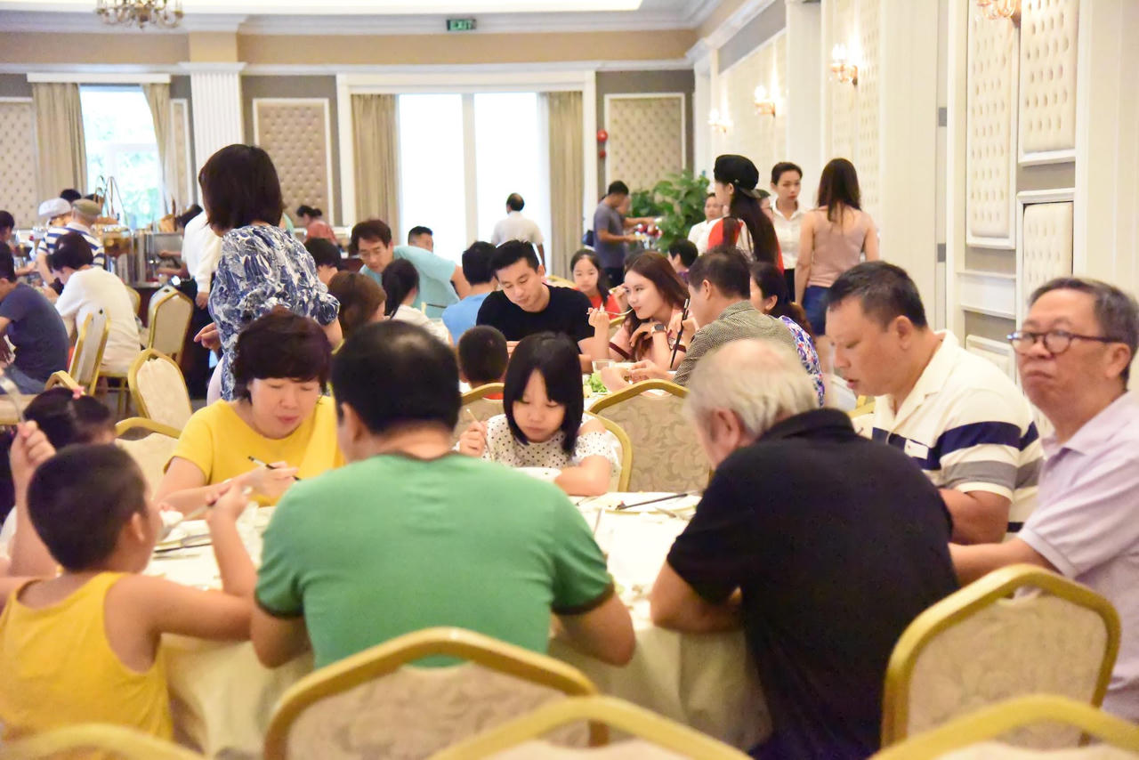 Xả hơi dịp lễ, người dân chuộng nghỉ dưỡng 5 sao