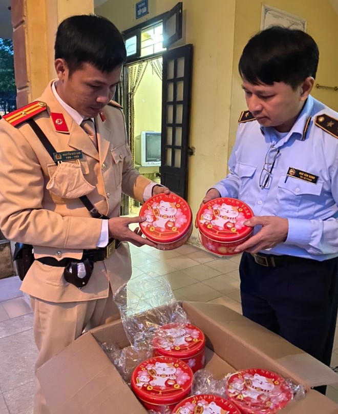 Hà Nội liên tiếp phát hiện thực phẩm, bánh kẹo không rõ nguồn gốc