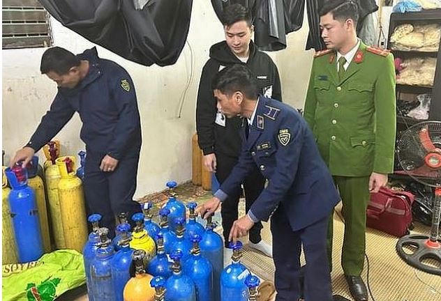 Hà Nội liên tiếp phát phát hiện số lượng lớn bình khí cười, thuốc lá điện tử
