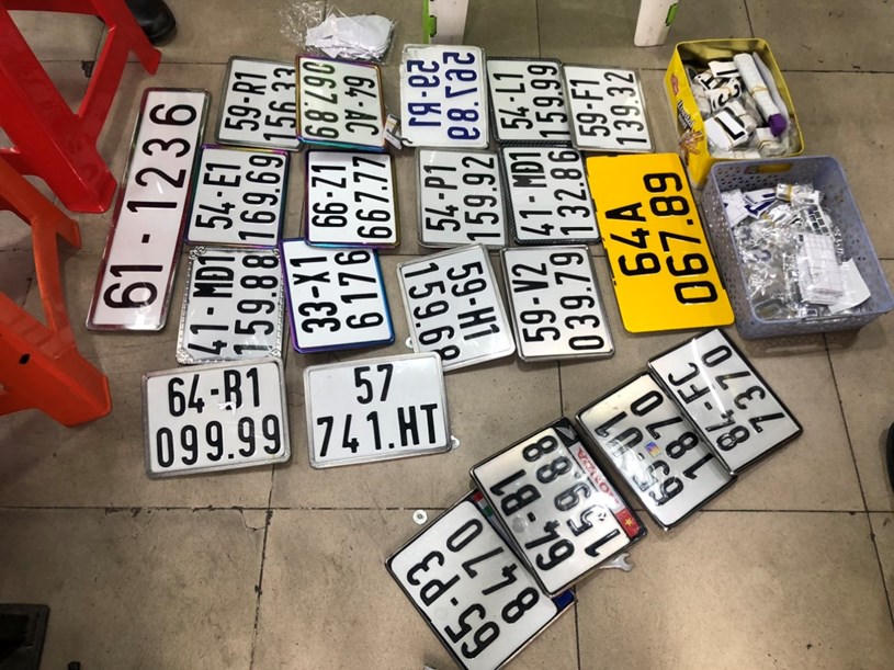 Công an TP HCM thu giữ hàng trăm biển số mô tô, ô tô không rõ nguồn gốc 