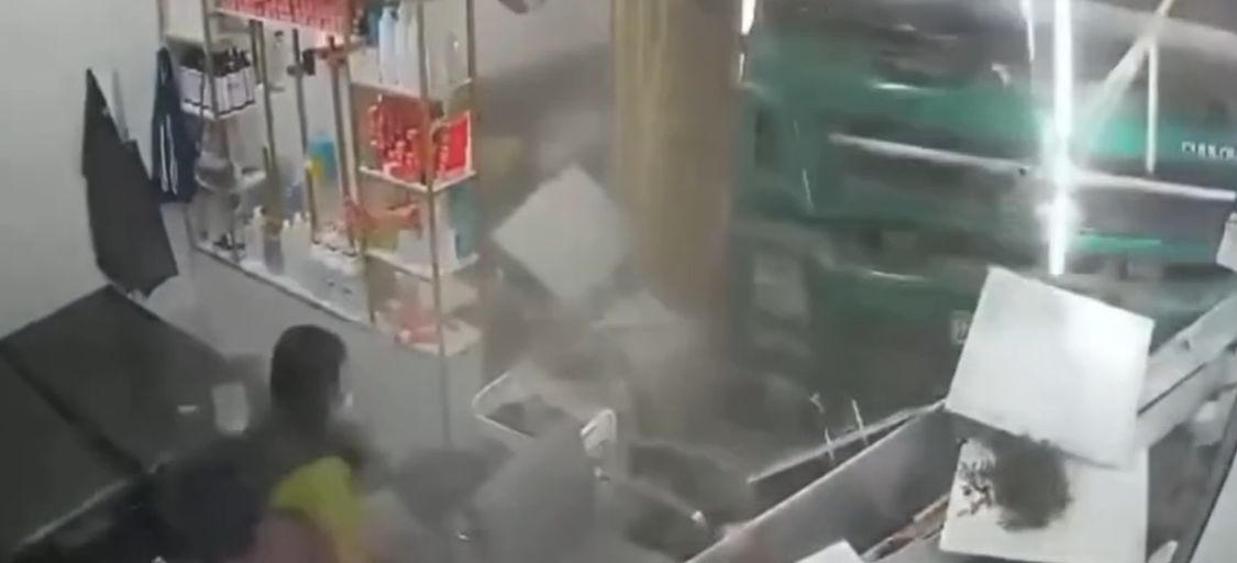 Ô tô tải bất ngờ lao vào quán tóc khiến 4 người thương vong