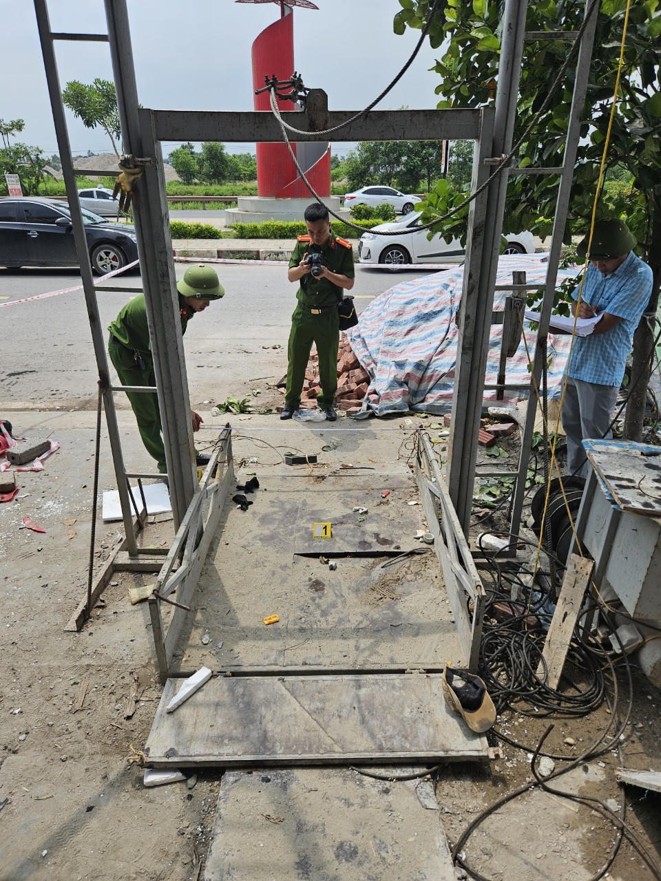 Khuyến cáo của công an sau vụ rơi thang máy tự chế khiến 7 người gặp nạn ở Bắc Giang