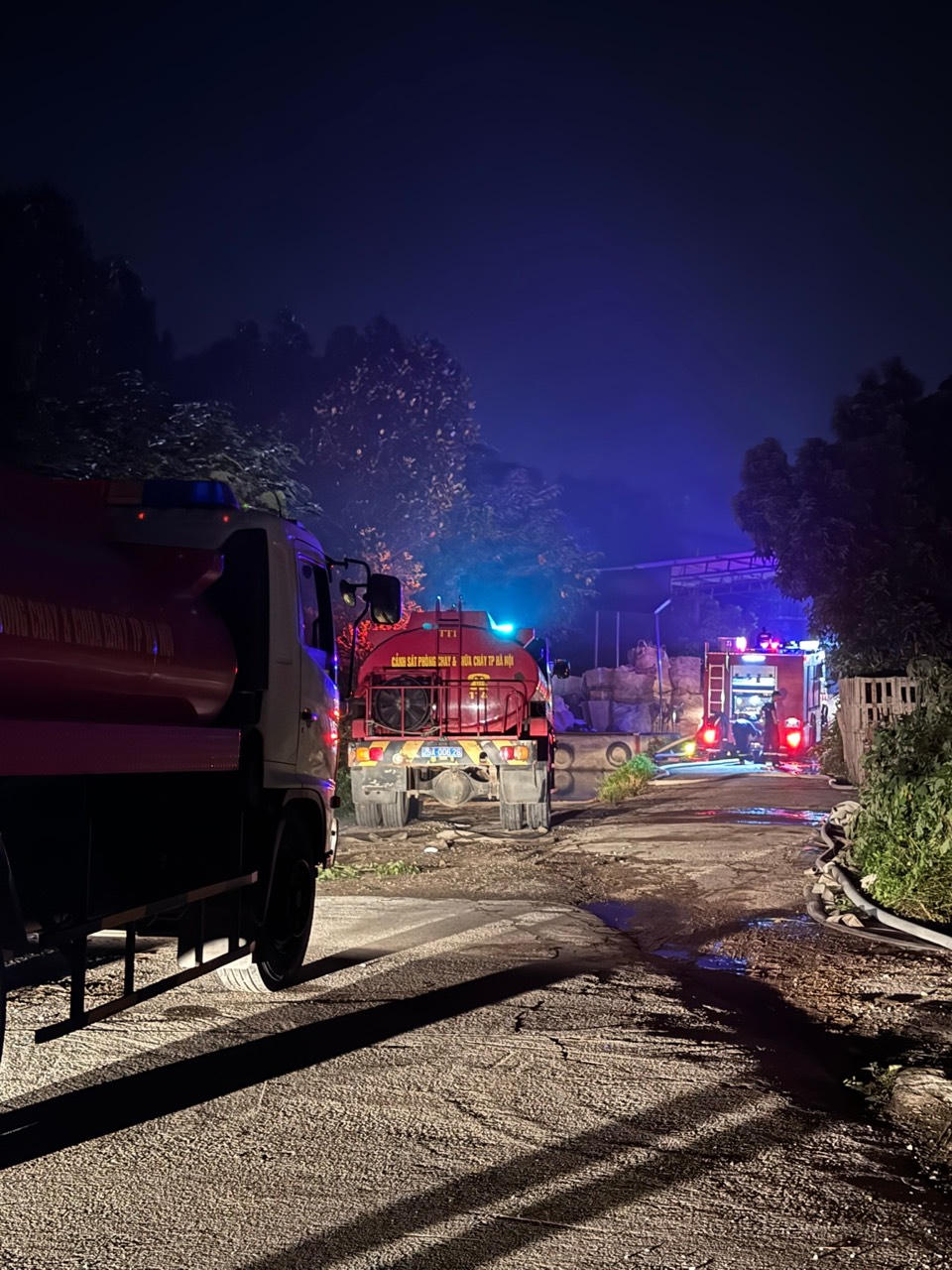 Cháy ở kho hàng rộng 1.000m2 tại Hà Nội trong đêm 