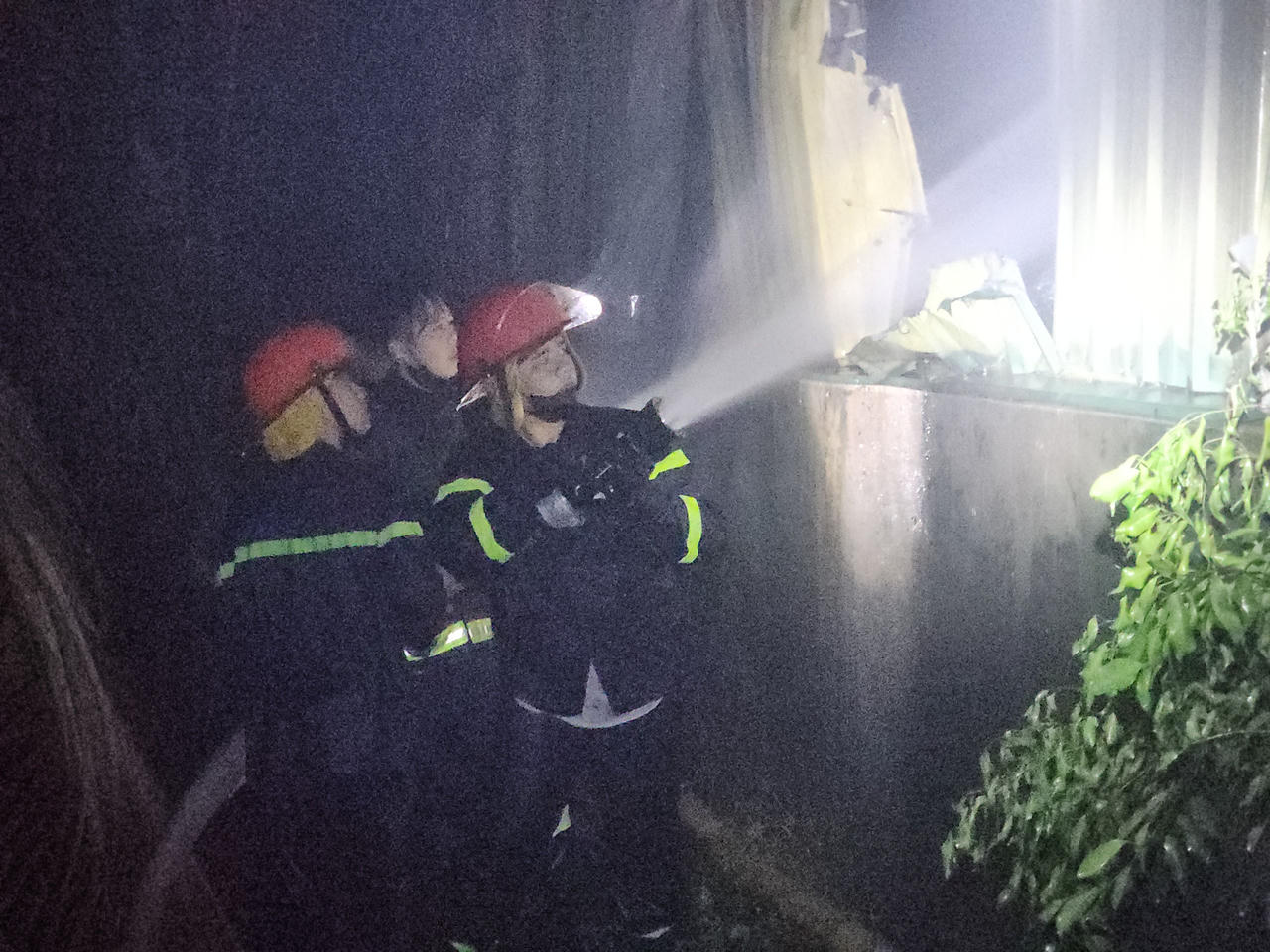 Cháy ở kho hàng rộng 1.000m2 tại Hà Nội trong đêm 