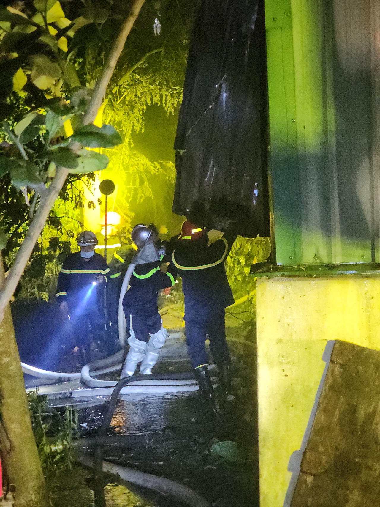 Cháy ở kho hàng rộng 1.000m2 tại Hà Nội trong đêm 