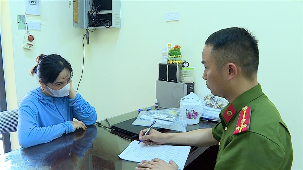 Phát hiện hàng nghìn bánh trung thu 'trôi nổi' tại Hưng Yên