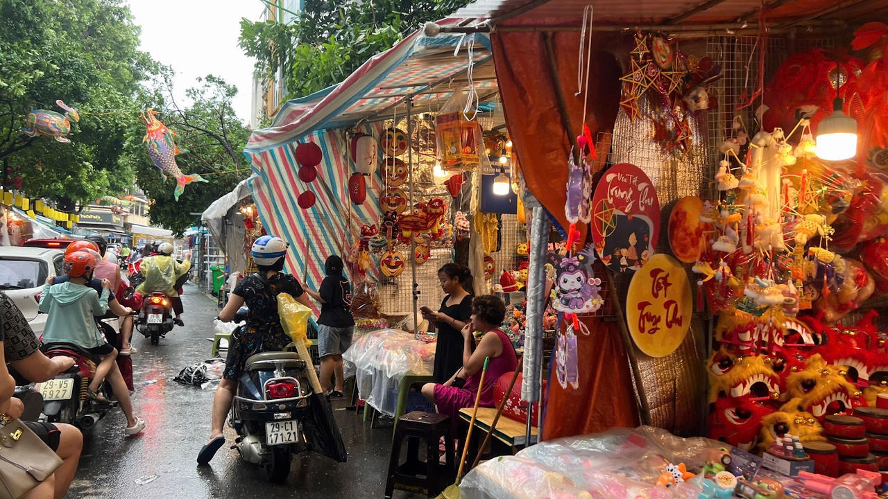 Nỗi lòng tiểu thương khi Trung thu chưa tới mà bão đã về