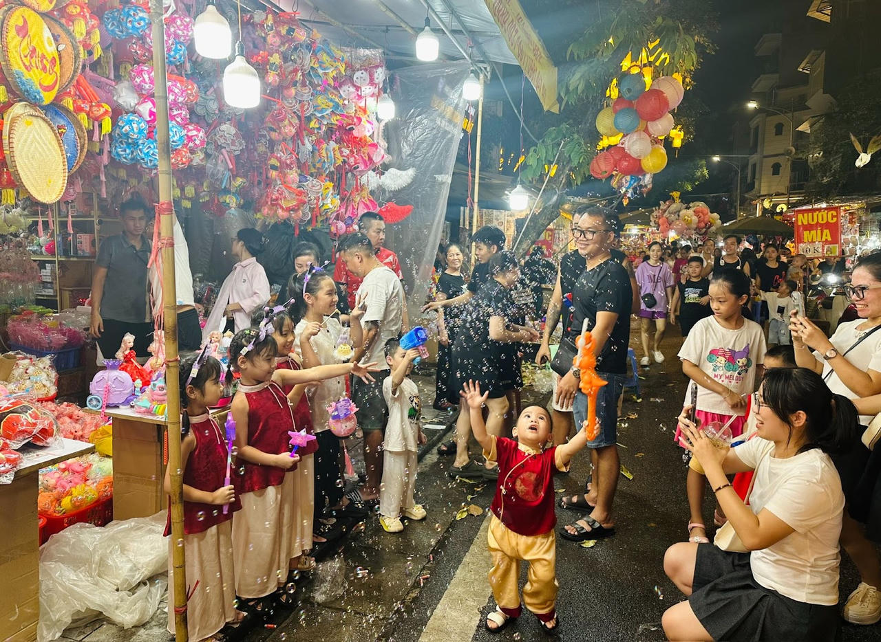 Nỗi lòng tiểu thương khi Trung thu chưa tới mà bão đã về