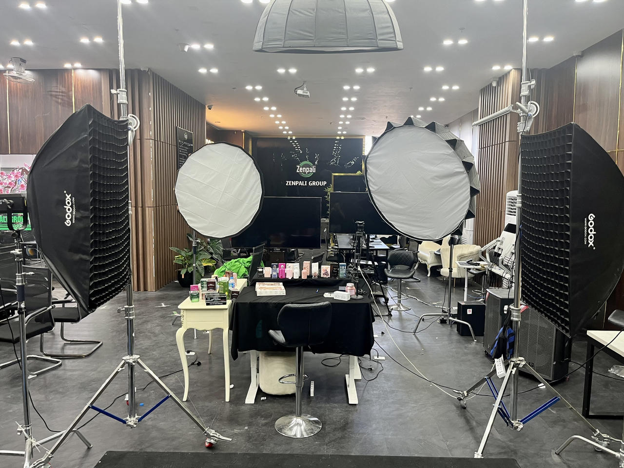 Thu giữ hơn 10.000 chai nước hoa của 1 hot tiktoker