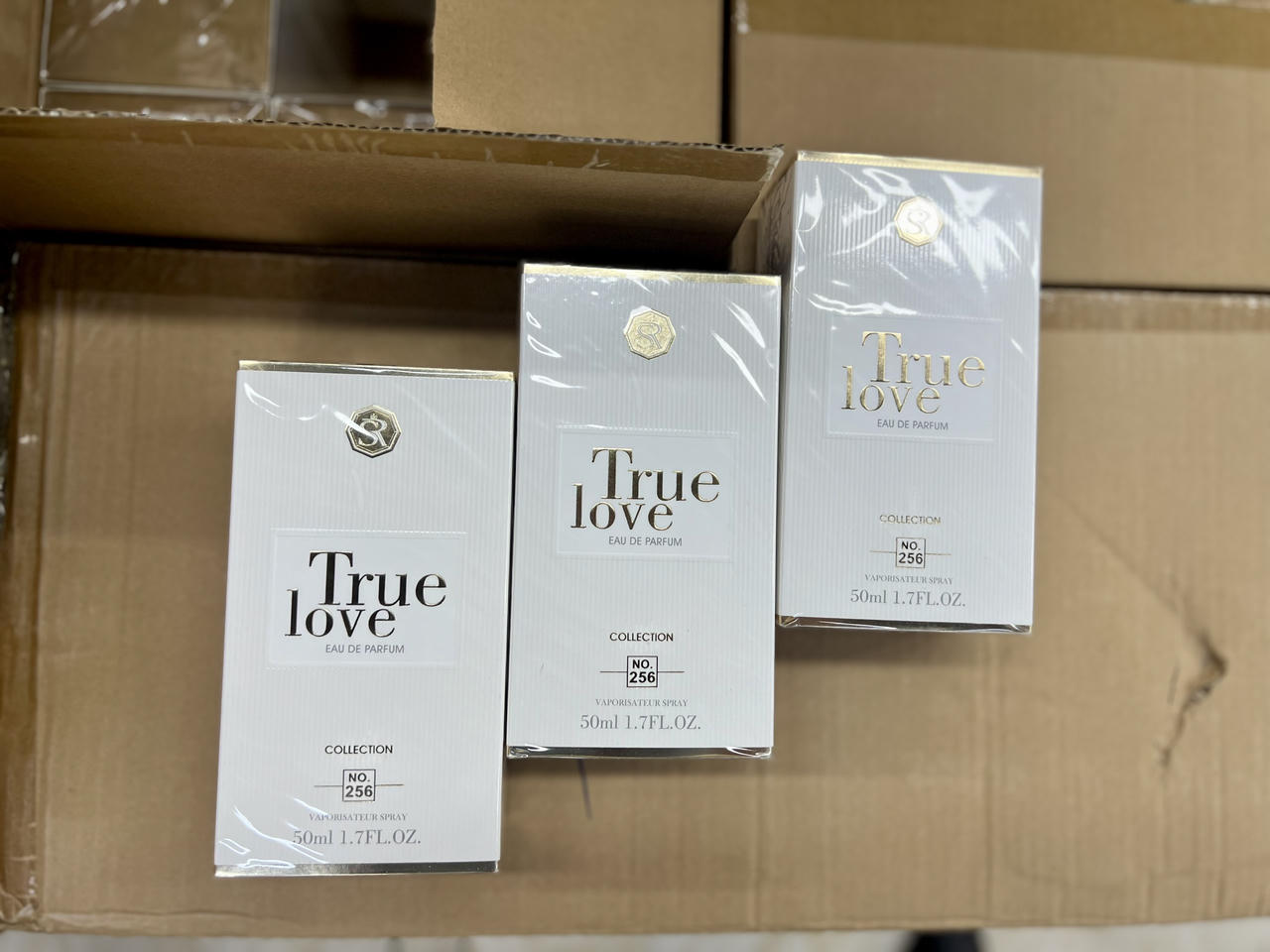 Thu giữ hơn 10.000 chai nước hoa của 1 hot tiktoker