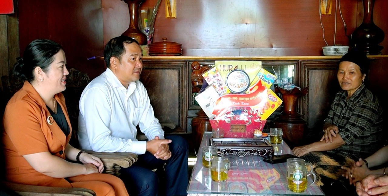 Bí thư Huyện ủy Ea Kar: 'Nghề' bí thư đâu chuyện giấy tờ…'