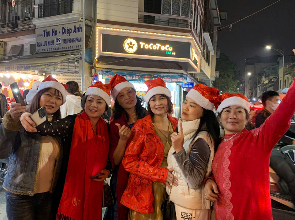 "Biển rác' sau đêm Noel tại Hà Nội