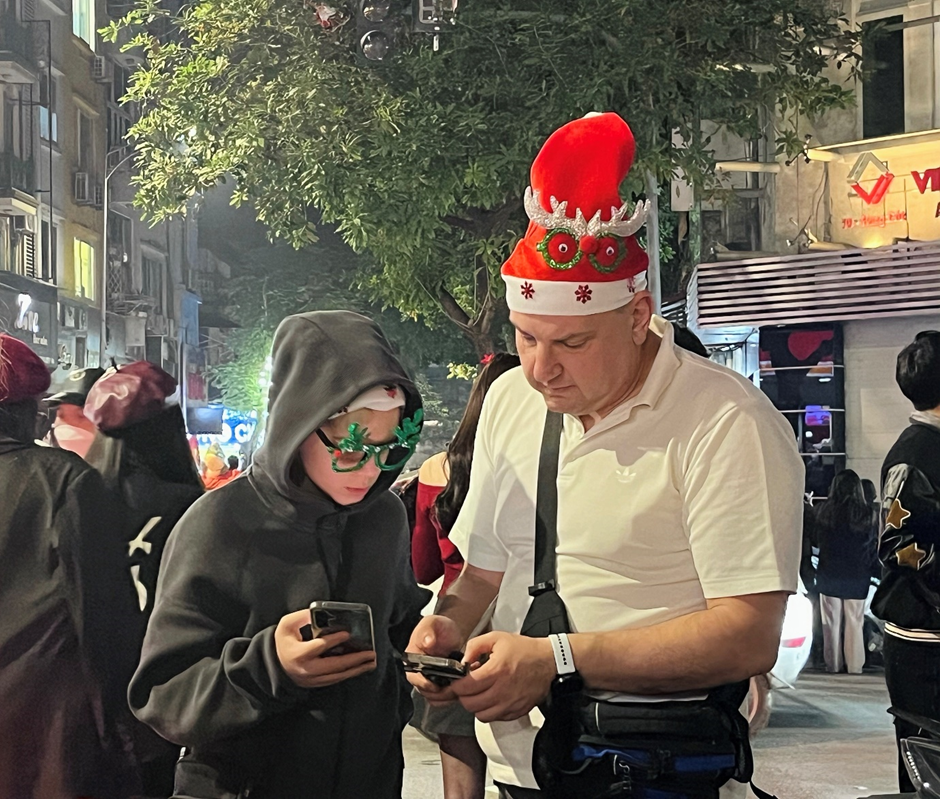 "Biển rác' sau đêm Noel tại Hà Nội