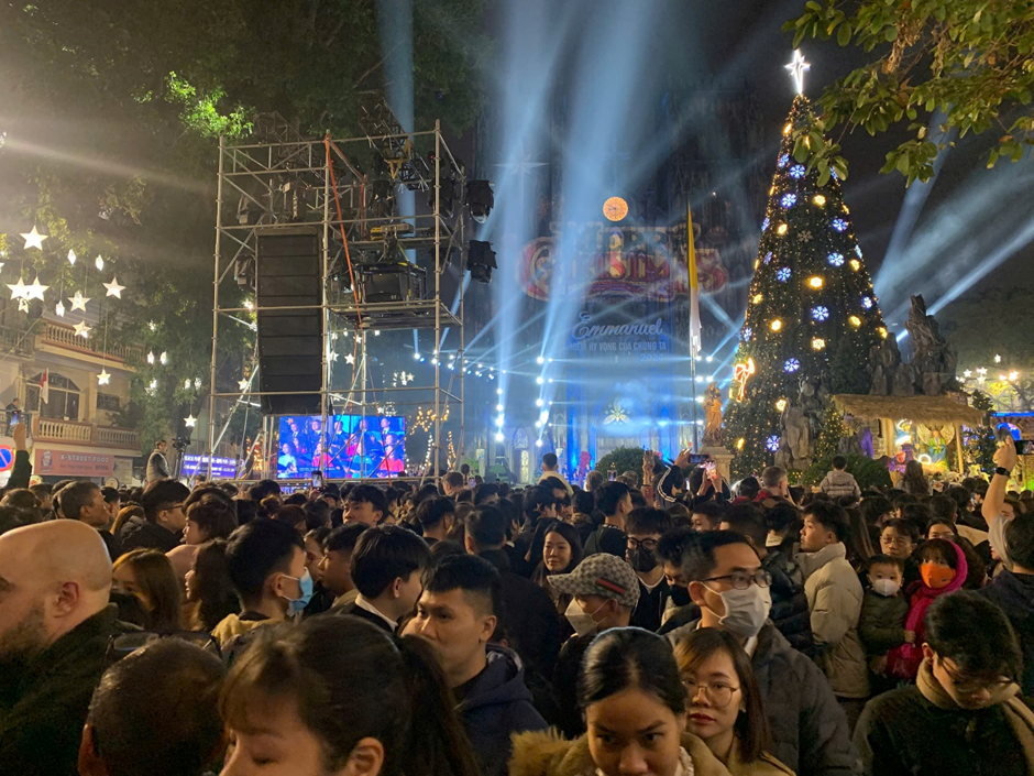 "Biển rác' sau đêm Noel tại Hà Nội