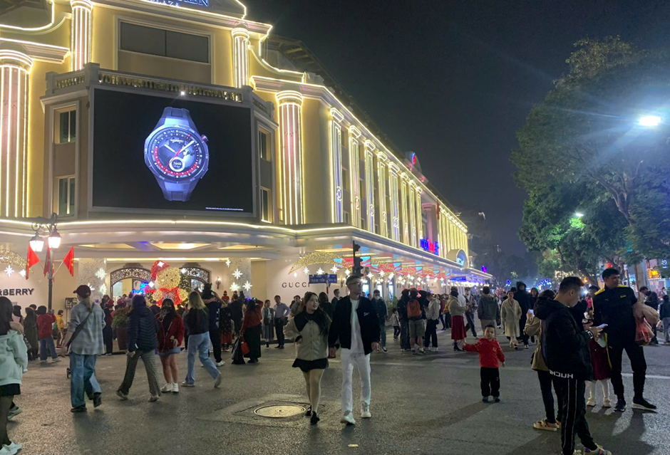 "Biển rác' sau đêm Noel tại Hà Nội