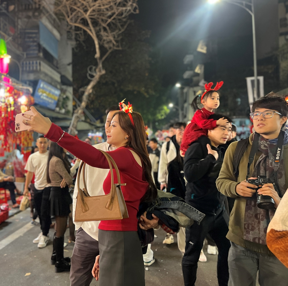 "Biển rác' sau đêm Noel tại Hà Nội