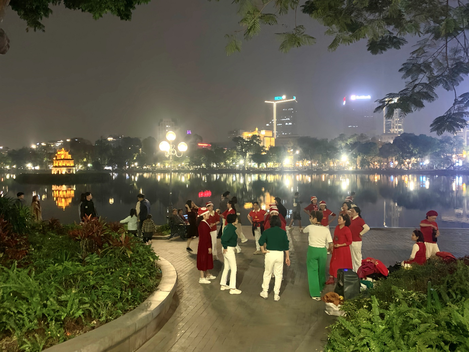 "Biển rác' sau đêm Noel tại Hà Nội