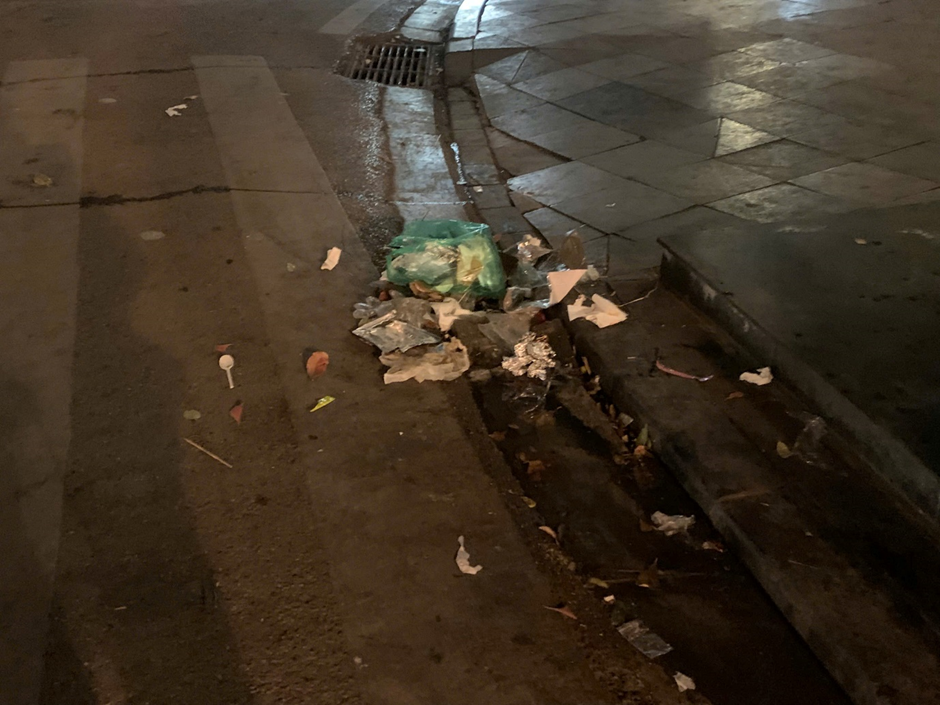 "Biển rác' sau đêm Noel tại Hà Nội