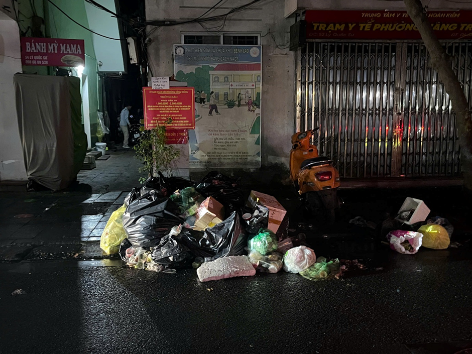 "Biển rác' sau đêm Noel tại Hà Nội