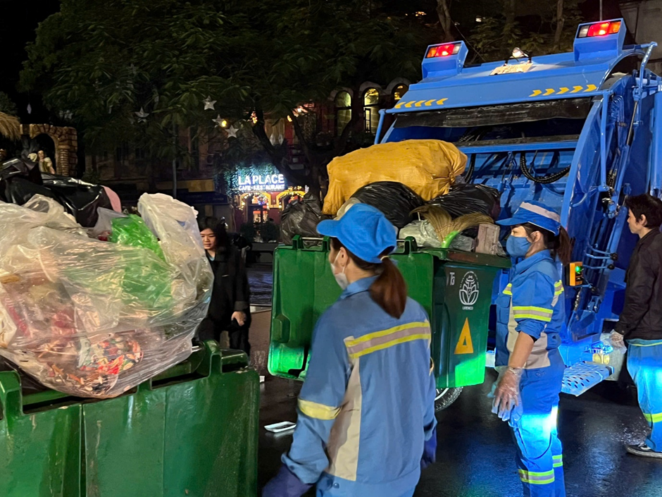 "Biển rác' sau đêm Noel tại Hà Nội