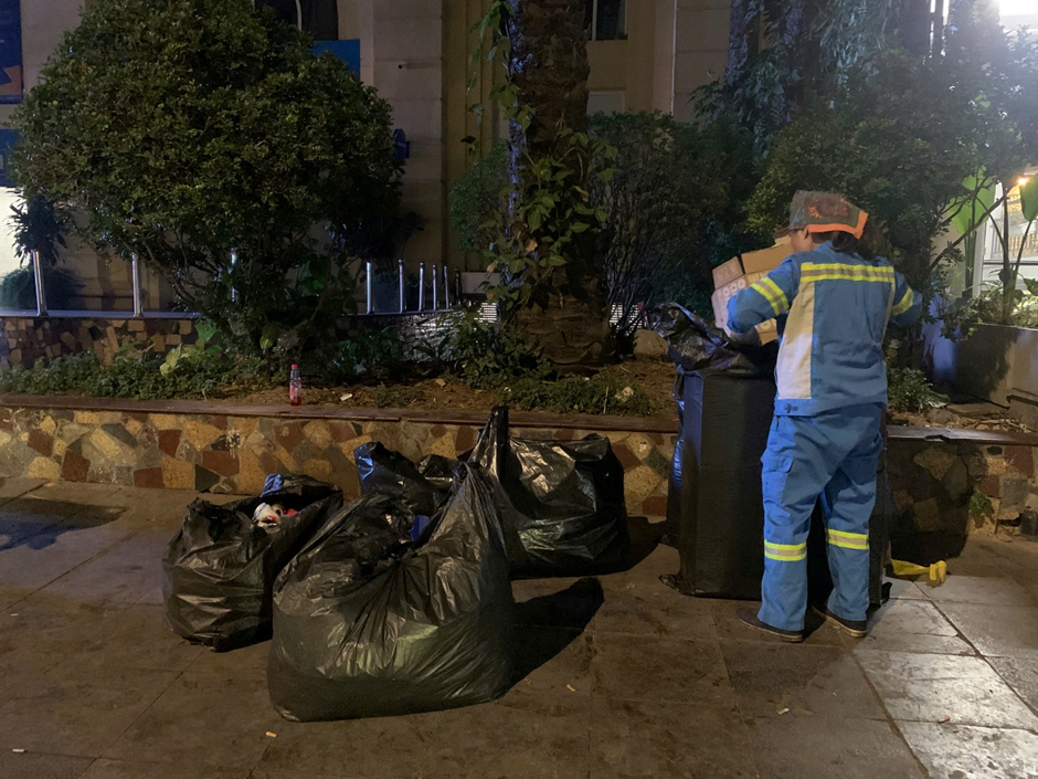 "Biển rác' sau đêm Noel tại Hà Nội