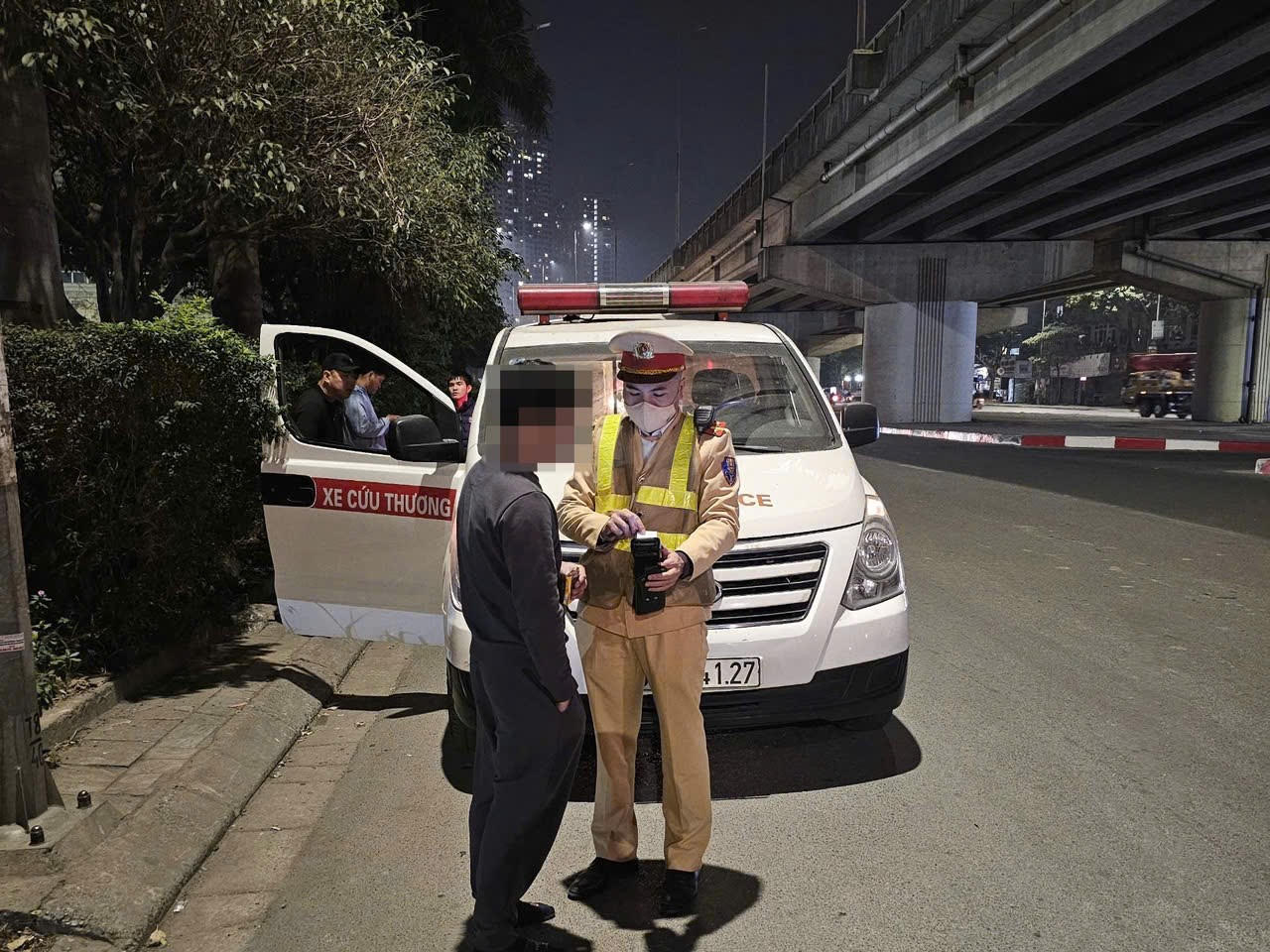 Phạt 60 triệu đồng tài xế xe cứu thương vi phạm nồng độ cồn, chở người đi bão