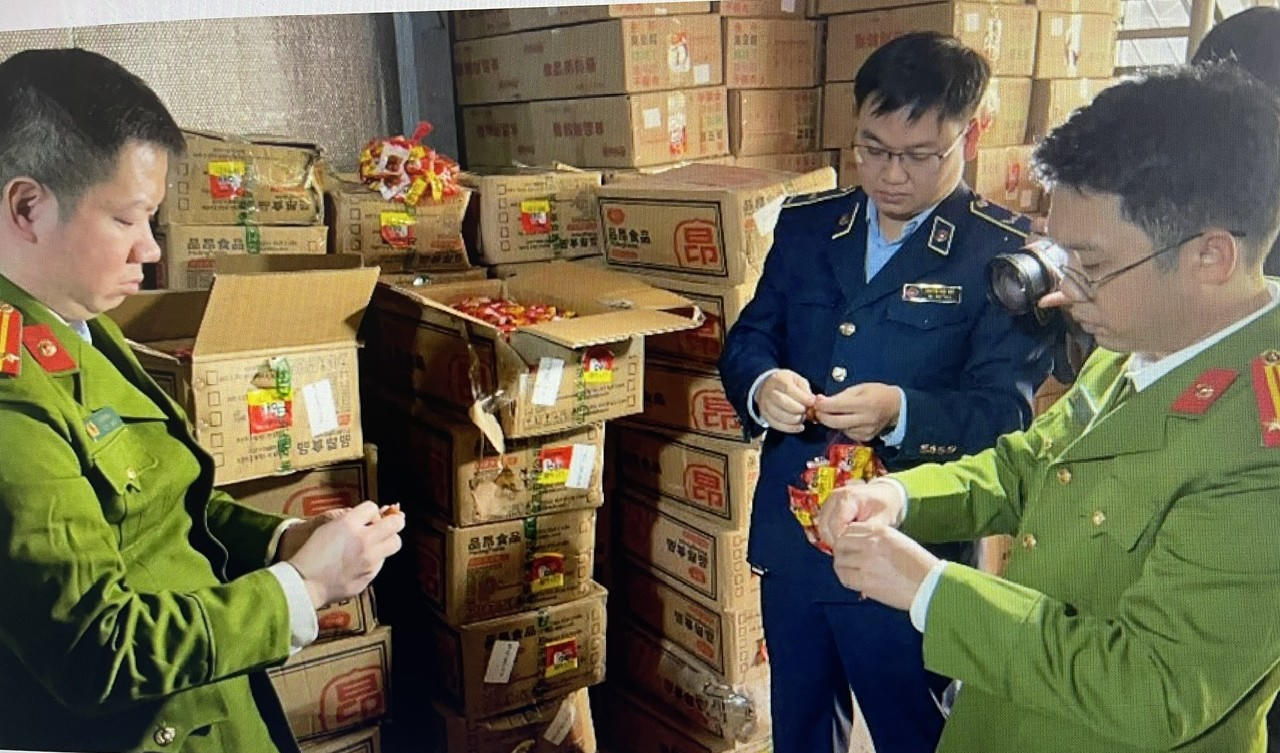Hà Nội: Phát hiện hơn 13 tấn xúc xích, bánh kẹo... có dấu hiệu nhập lậu