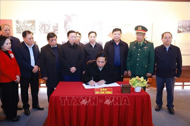 Thủ tướng Phạm Minh Chính dâng hương tại Di tích tưởng niệm Chủ tịch Hồ Chí Minh