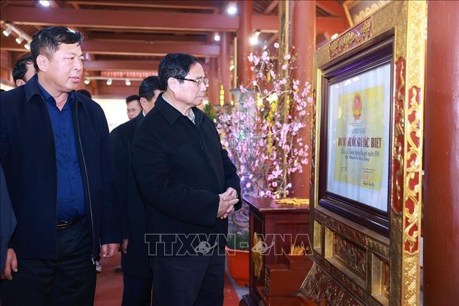 Thủ tướng Phạm Minh Chính dâng hương tại Di tích tưởng niệm Chủ tịch Hồ Chí Minh