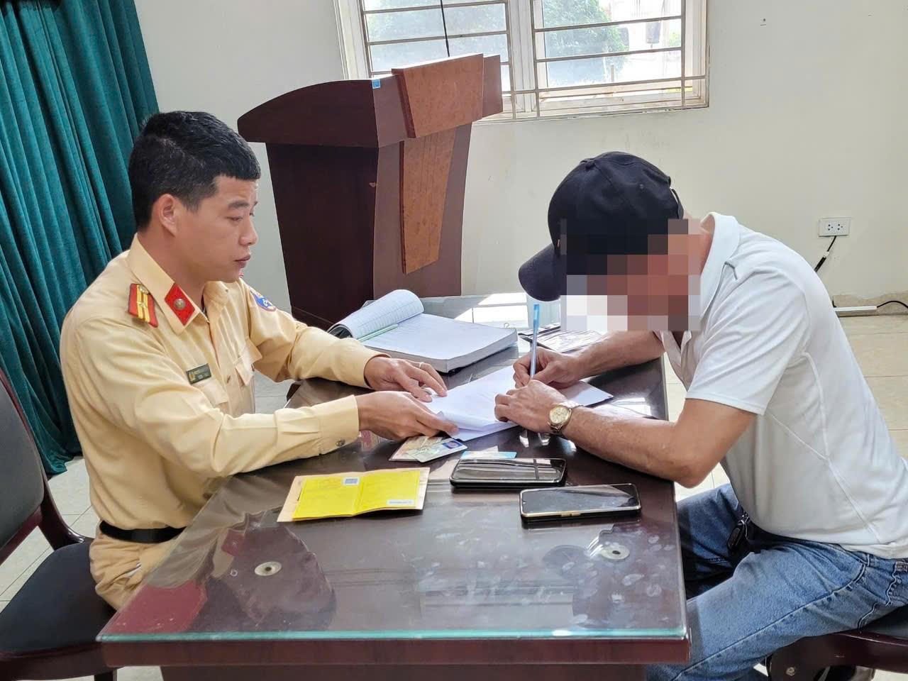 Lạng lách ô tô khách trên Đại lộ Thăng Long, tài xế bị phạt tiền, tạm giữ giấy phép lái xe