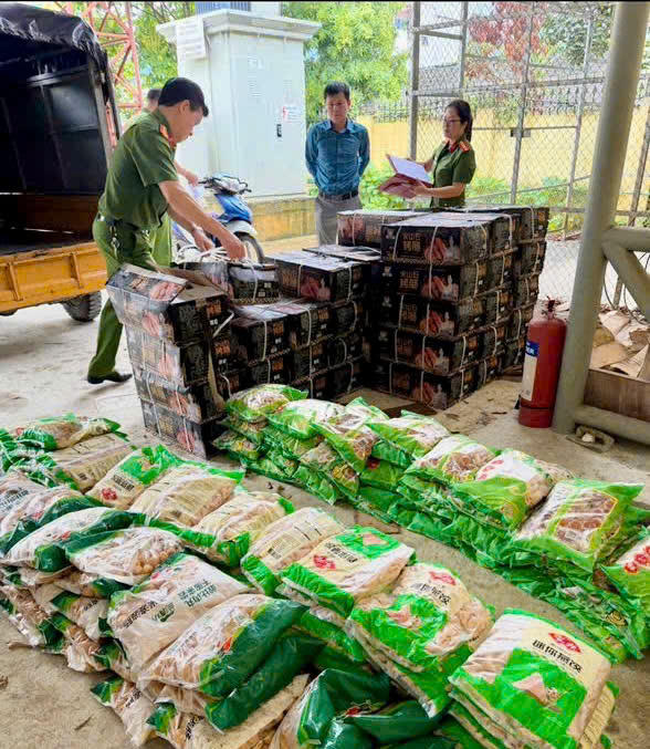 Hà Giang: Phát hiện gần 30 tấn thực phẩm không rõ nguồn gốc