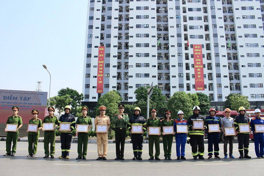 Gần 1.300 người tham gia diễn tập phòng cháy chữa cháy tại Hải Phòng