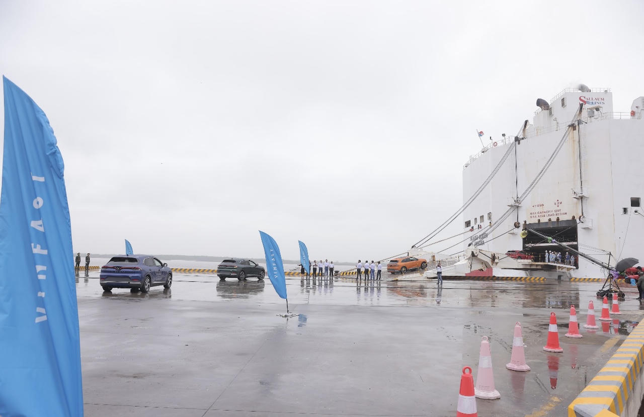 Vinfast xuất khẩu lô 999 xe Vinfast VF8 đầu tiên sang Hoa Kỳ