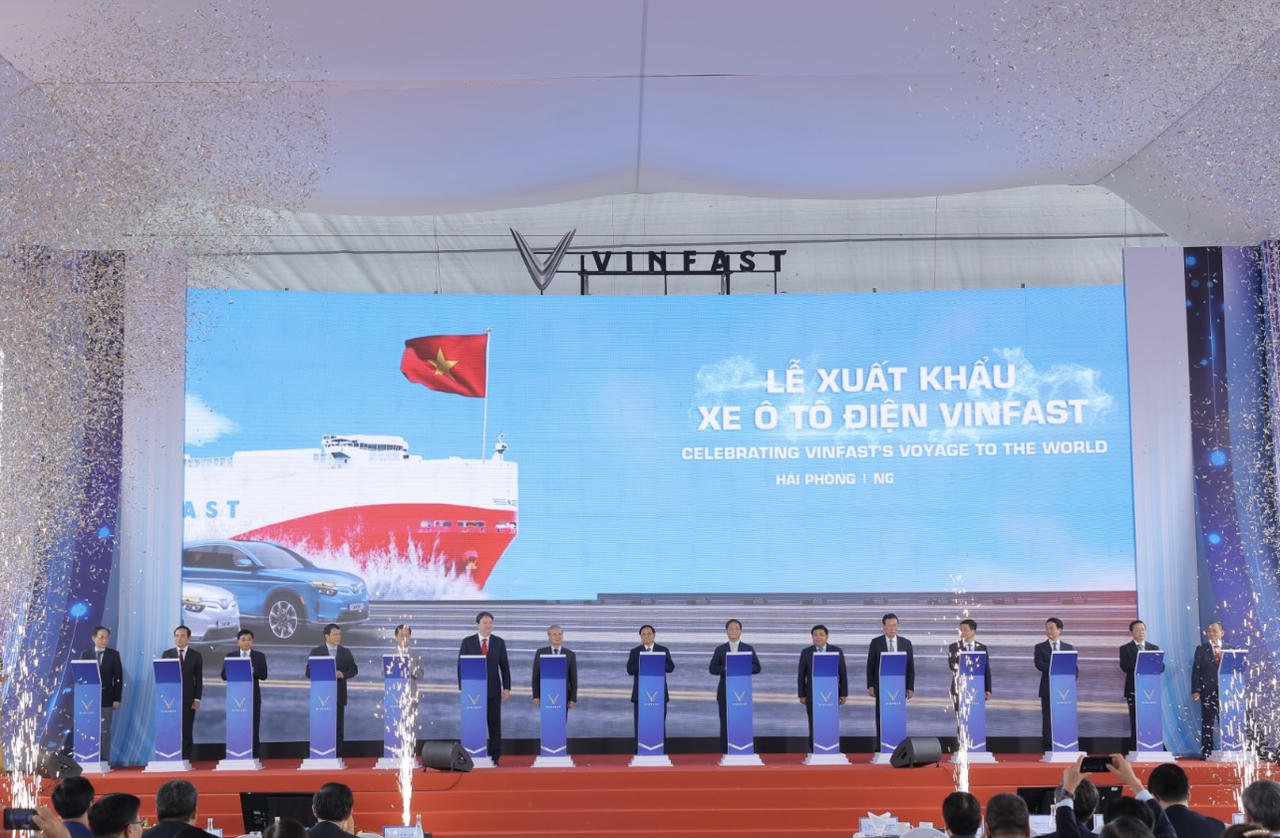 Vinfast xuất khẩu lô 999 xe Vinfast VF8 đầu tiên sang Hoa Kỳ