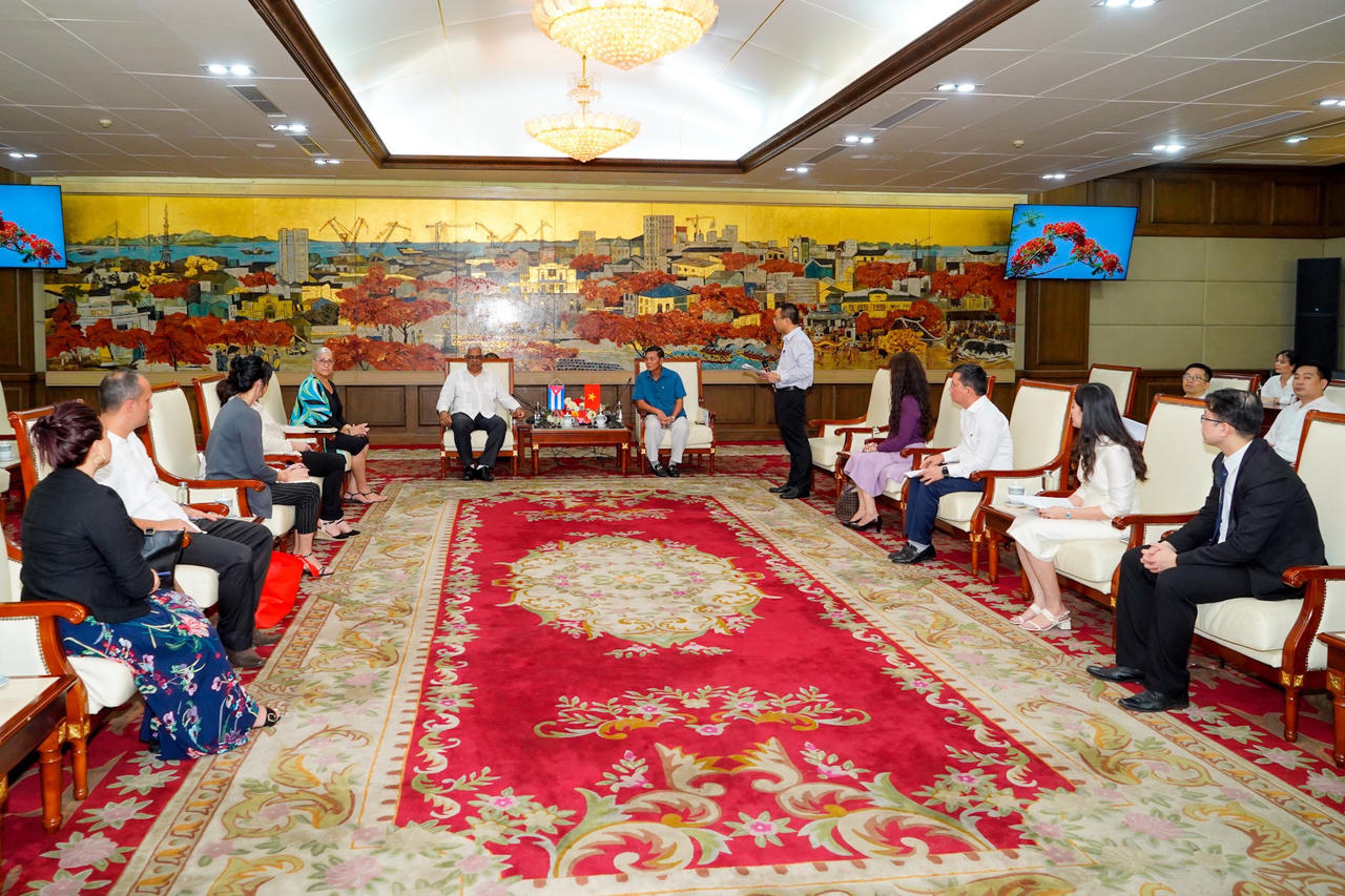 Chủ tịch UBND TP Hải Phòng tiếp xã giao Đoàn công tác Bộ Tư pháp Cuba