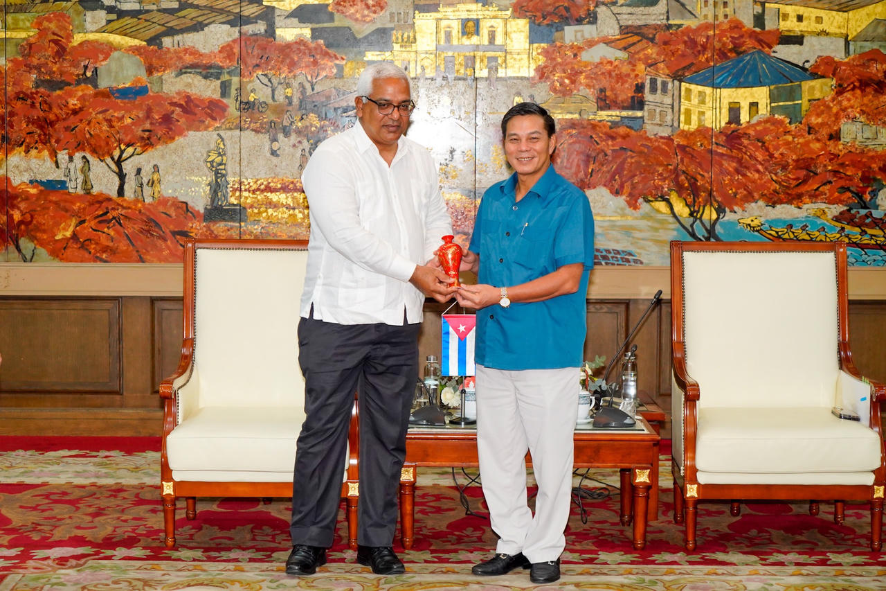 Chủ tịch UBND TP Hải Phòng tiếp xã giao Đoàn công tác Bộ Tư pháp Cuba