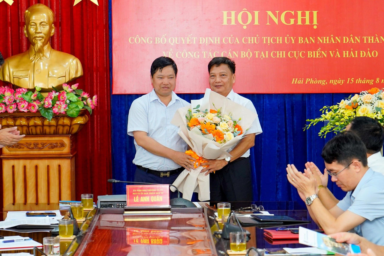 Trao Quyết định bổ nhiệm Chi cục Trưởng Chi cục Biển và Hải đảo tại Hải Phòng