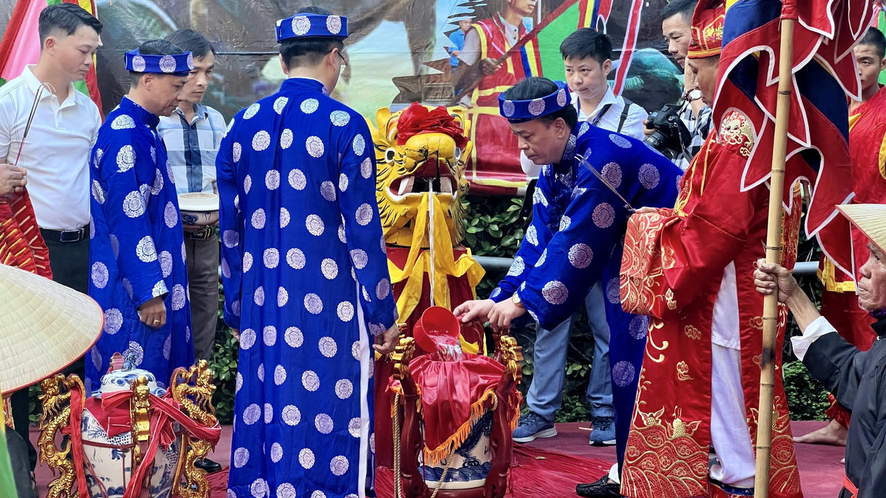 Trang trọng nghi lễ rước nước Lễ hội Chọi trâu ở Đồ Sơn