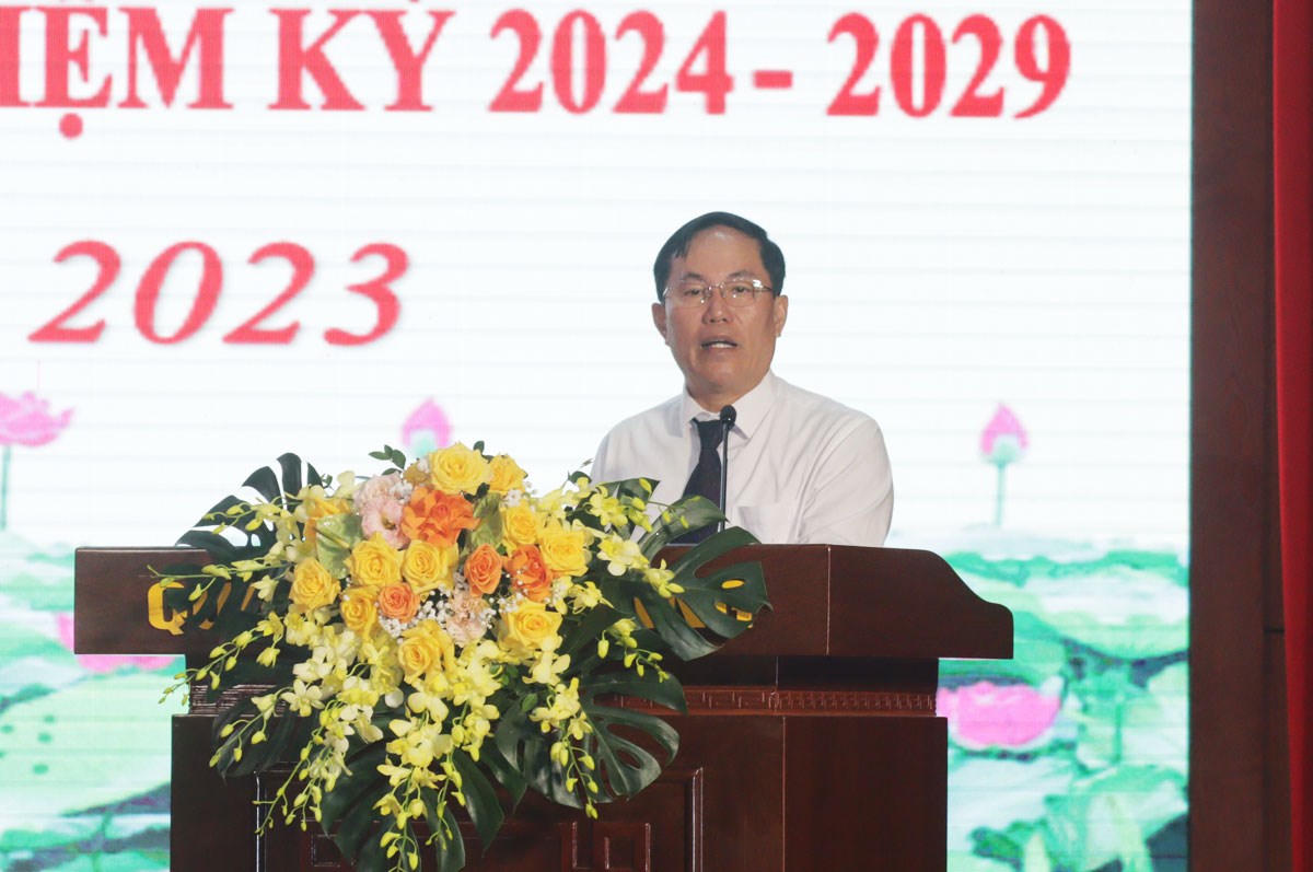 Hải Phòng: Quận ủy Hồng Bàng trao Huy hiệu Đảng cho 82 đảng viên 