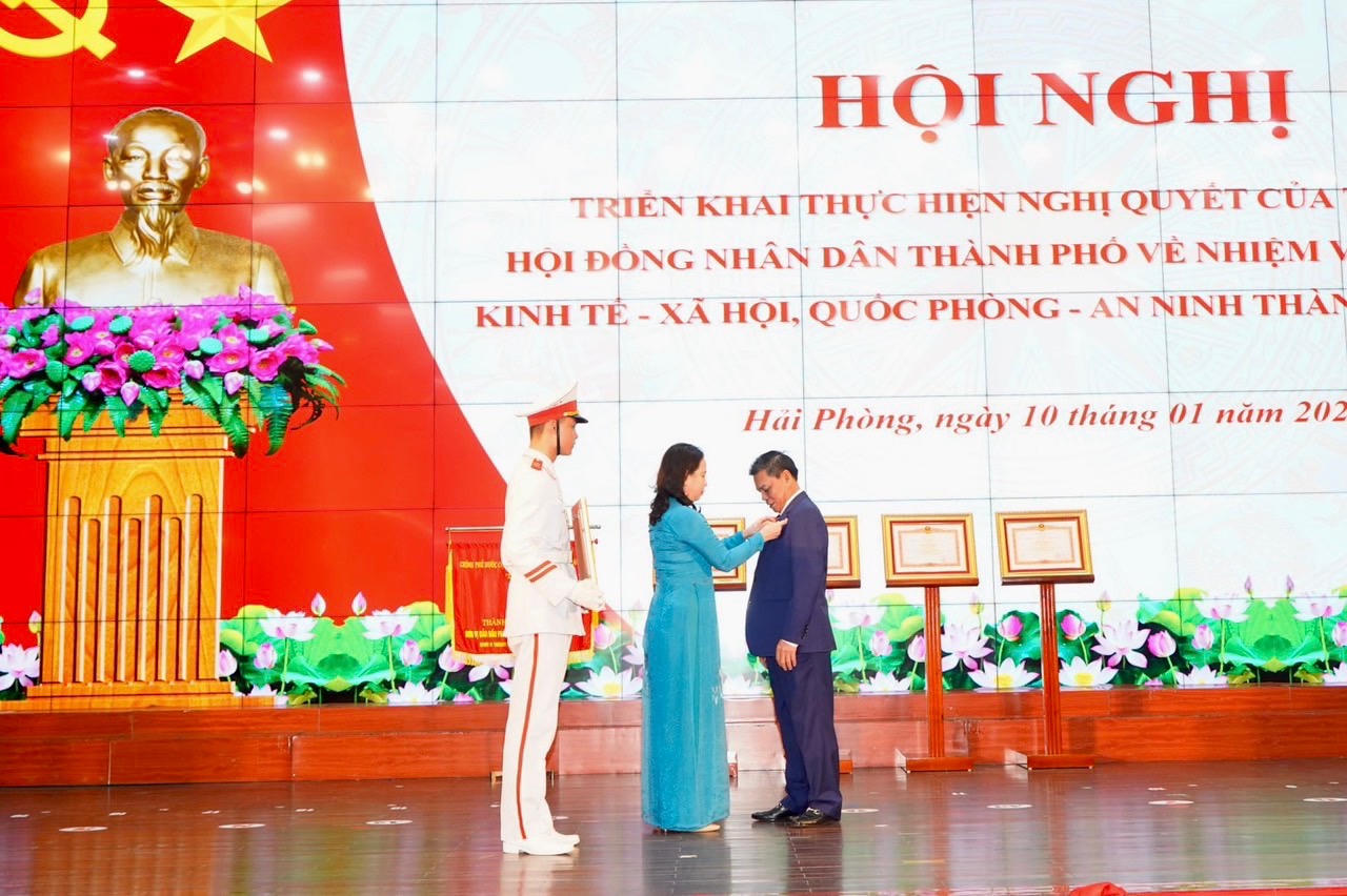 Hải Phòng đón nhận Cờ thi đua của Chính phủ 